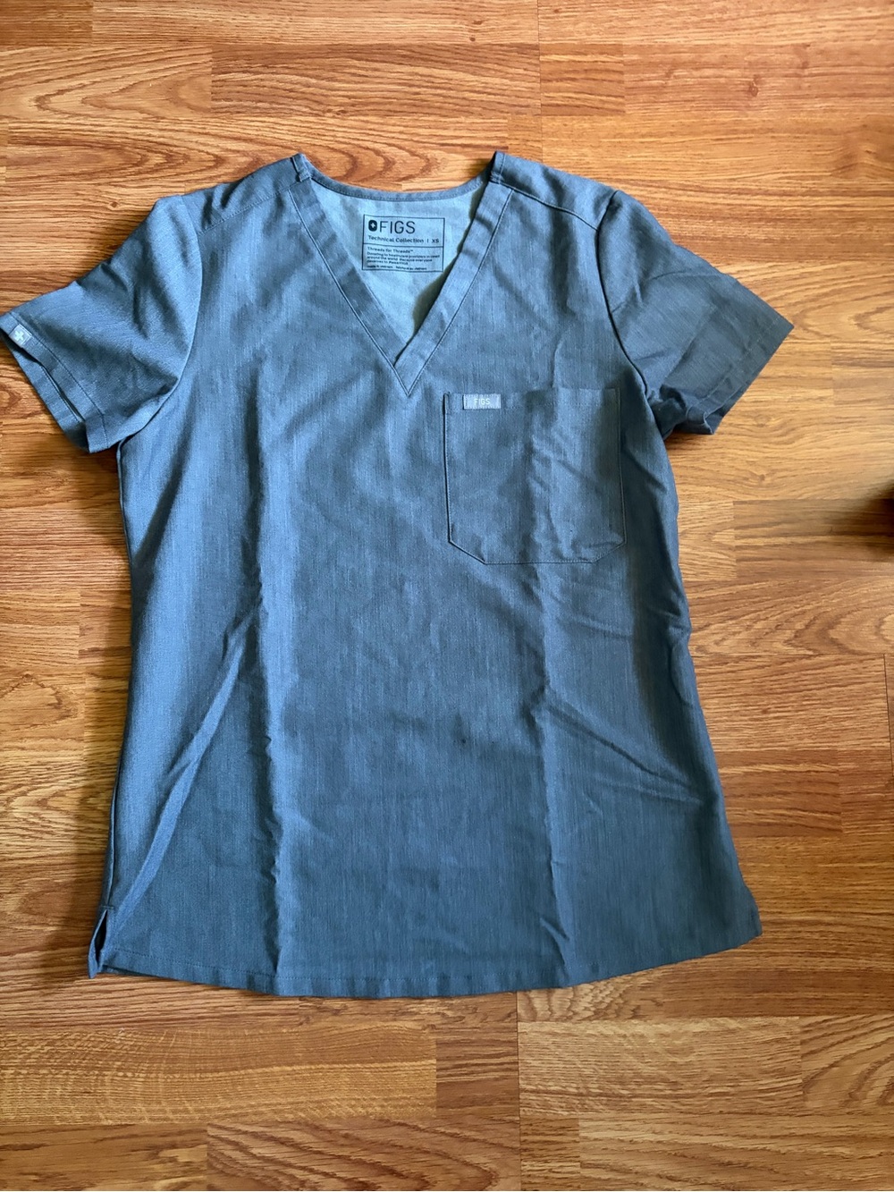Figs Men’s Slate V-Neck Scrub Top in Gray